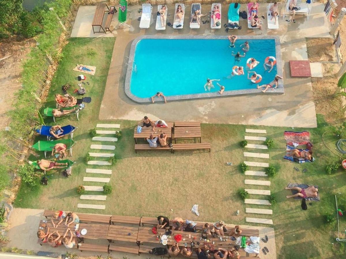 Hostel Backpackers - *